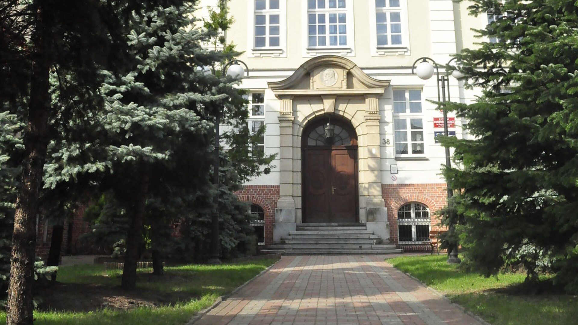 Zdjęcie przedstawia budynek szkoły