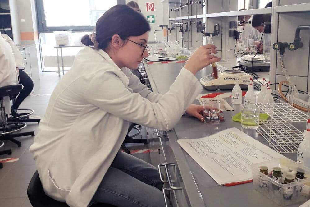 Na zdjęciu uczennica wykonuje badanie w laboratorium chemicznym