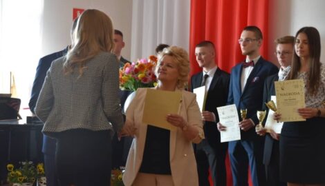 Na zdjęciu dyrektor L. Deleszkiewicz wręcza dyplom uczennicy