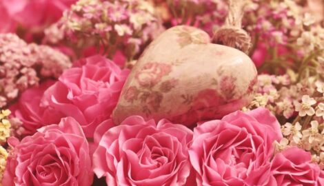 Na zdjęciu różowe róże i serce z ceramiki