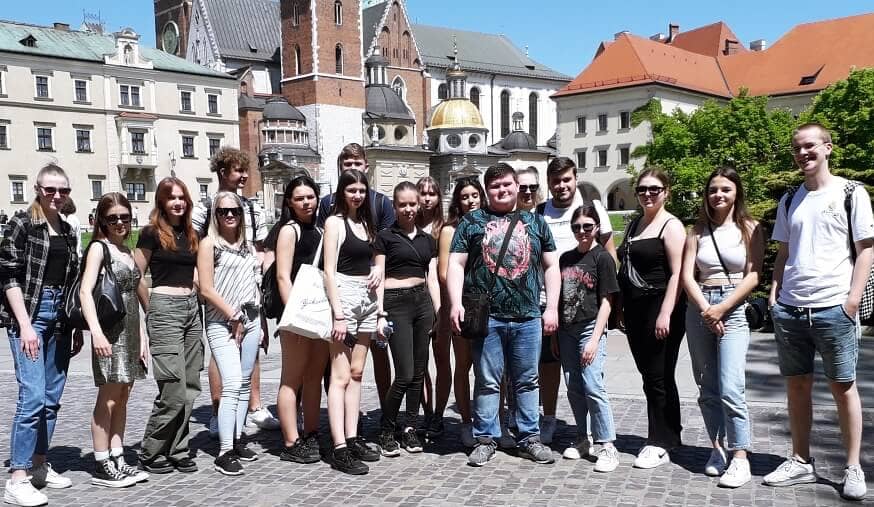Na zdjęciu grupa młodzieży na Wawelu
