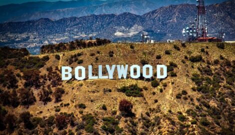 Zdjęcie przedstawia widok na napis "Bollywood"