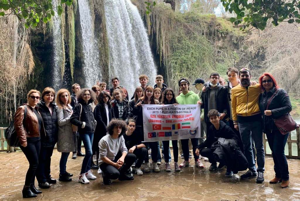 Grupa młodzieży z Liceum oraz młodzieży tureckiej przed wodospadem