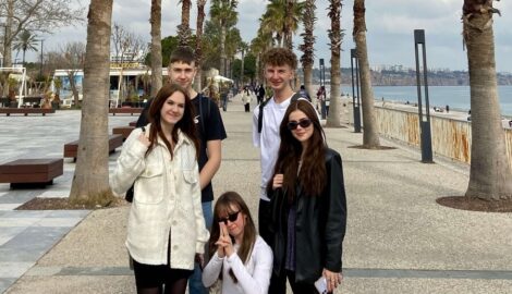 Grupa młodzieży z Liceum na promenadzie w Turcji