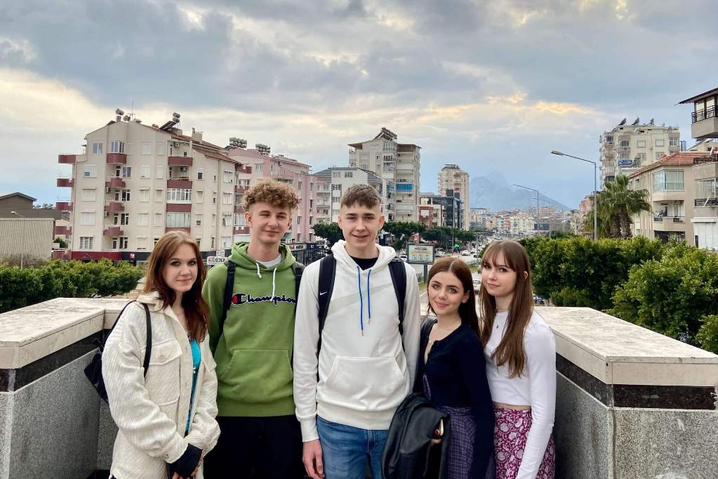 Grupa młodzieży z Liceum na ulicy w Turcji