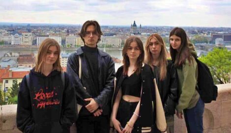Na zdjęciu grupa uczniów, w tle panorama Budapesztu