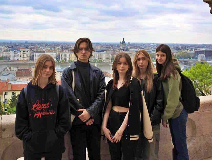 Na zdjęciu grupa uczniów, w tle panorama Budapesztu
