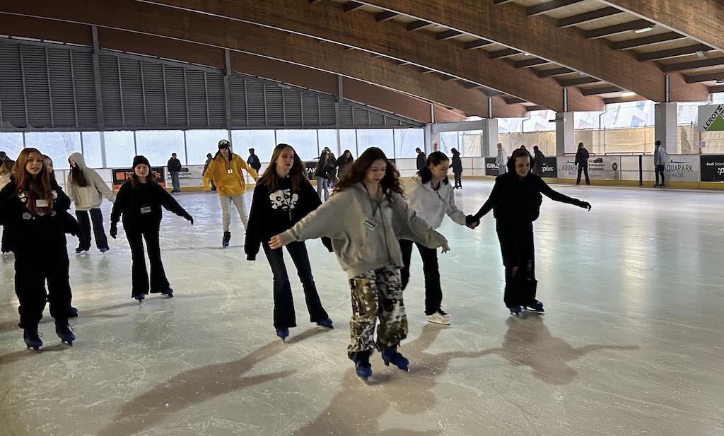 Na zdjęciu uczniowie na lodowisku podczas zajęć sportowych.