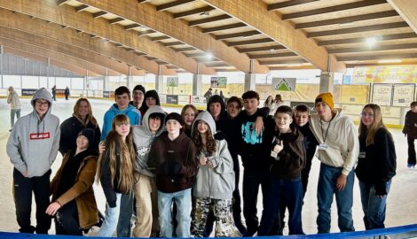 Na zdjęciu uczniowie na lodowisku podczas zajęć sportowych.