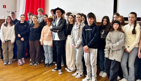 Na zdjęciu uczniowie na scenie, pozują do fotografii z dyrektorem zajezdni kultury w Pleszewie, po odbytym spotkaniu.