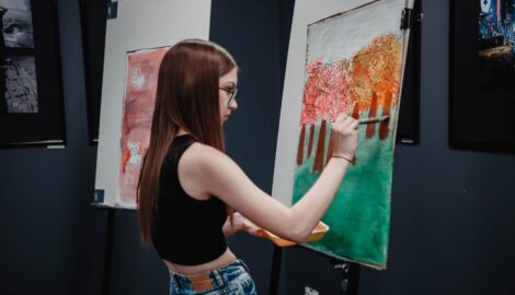 Na zdjęciu uczniowie podczas warsztatów artystycznych w Zajezdni Kultury w Pleszewie. Uczennica wykonuje malunek.