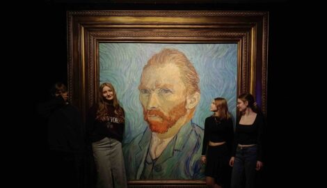Na zdjęciu uczestnicy wycieczki do Poznania. Uczniowie stają na tle obrazy Winecenta Van Gogha.