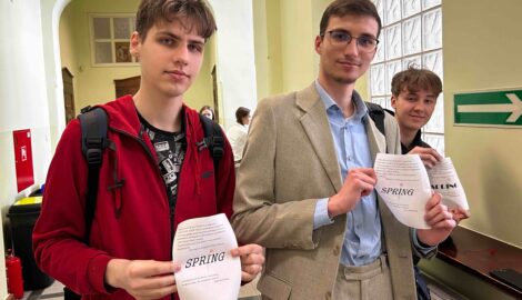 Na zdjęciu trójka uczniów pozuje do zdjęcia trzymając karki z wierszami. Wiersze są częścią akcji "Światowy dzień poezji."