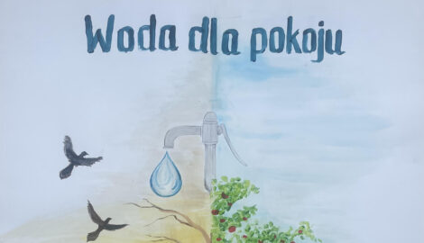 Zjęcie pracy konkursowej, zatytułowanej: Woda dla pokoju". Obraz przedstawia na pół zwiędła roślinę i kran z wodą.