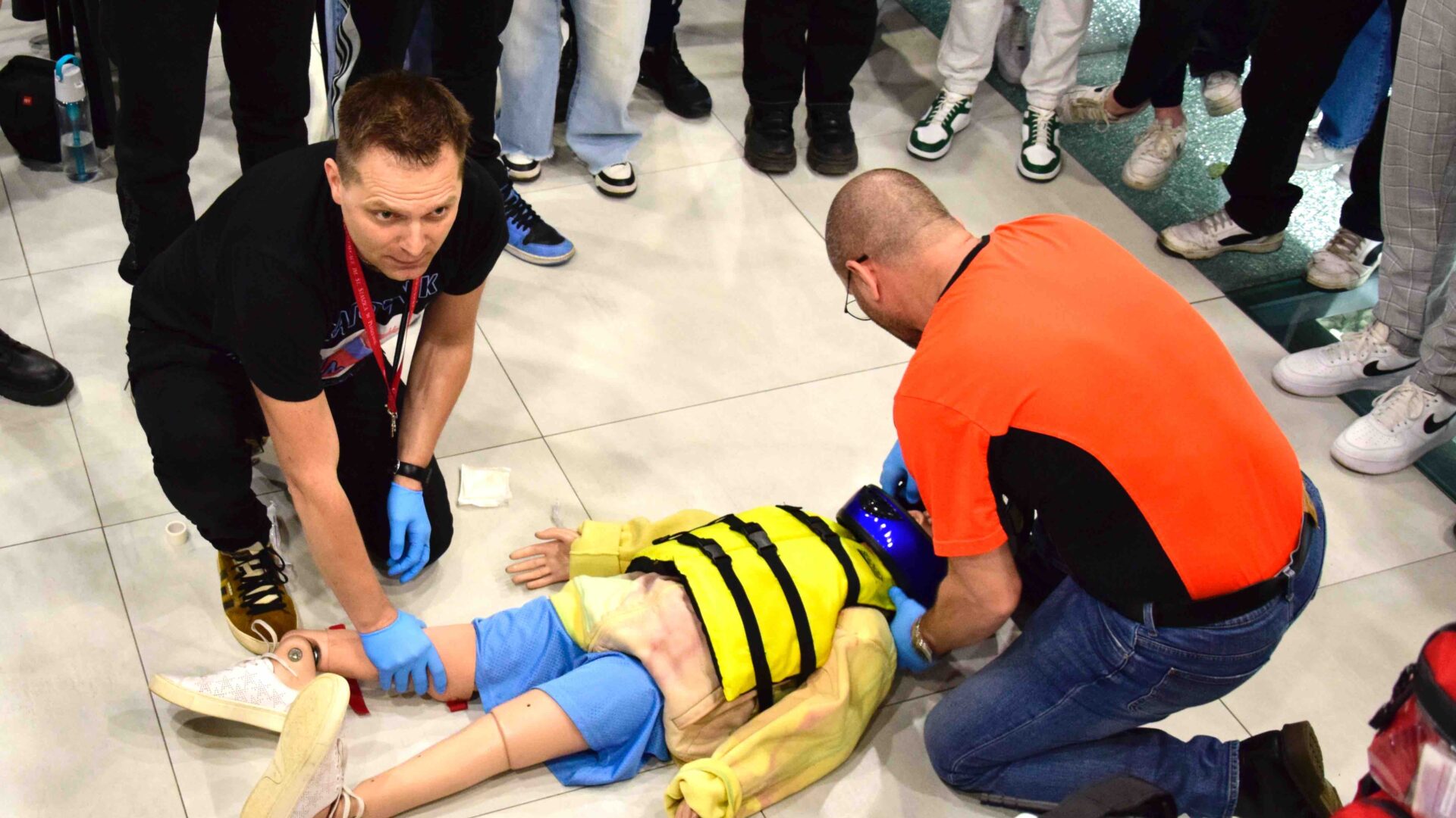 Na zdjęciu ratownicy medyczni podczas demonstracji udzielania pierwszej pomocy.