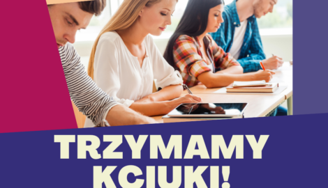 Grafika ilustracyjna, na której widnieje czworo ludzi piszących egzamin. Poniżej napis: Trzymamy kciuki. Grafika ilustruje wpis na stronie z życzeniami powodzenia podczas maturalnego egzaminu.