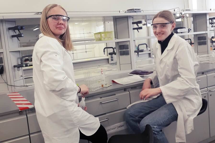 Na zdjęciu uczennice wykonują badanie w laboratorium chemicznym