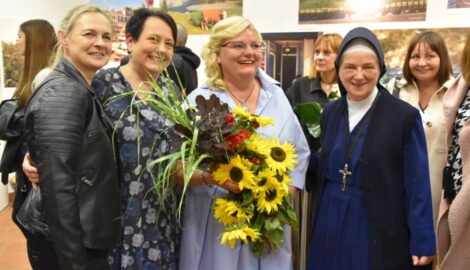 Przedstawiciele szkoły wraz z autorką oraz s. Immaculatą