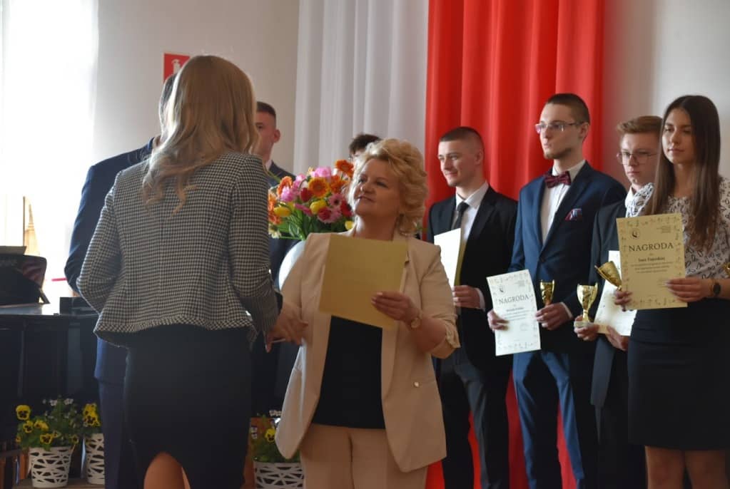 Na zdjęciu dyrektor L. Deleszkiewicz wręcza dyplom uczennicy