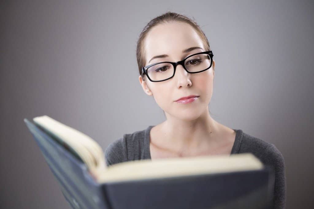 Na zdjęciu kobieta czytająca książkę