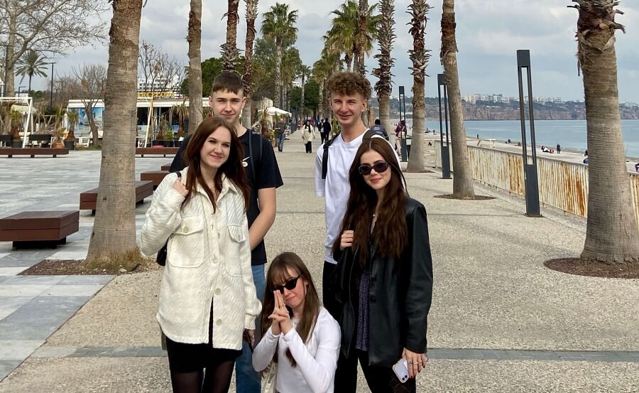 Grupa młodzieży z Liceum na promenadzie w Turcji